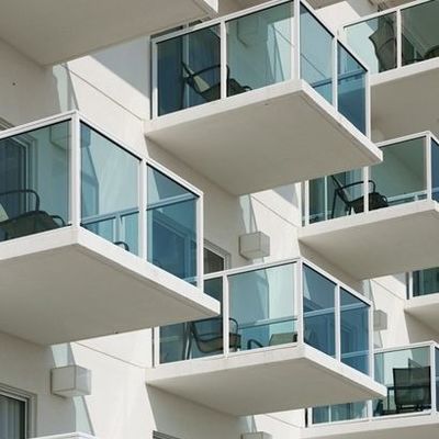 Barandilla de vidrio con canal en U sin marco con revestimiento negro personalizado y balaustrada de vidrio templado de 12 mm