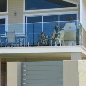 Barandilla de vidrio con canal en U sin marco con revestimiento negro personalizado y balaustrada de vidrio templado de 12 mm