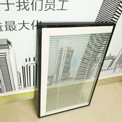 Sellado de ventana oscilobatiente con lamas aislantes de doble acristalamiento, persiana interior y accesorios entre cristales