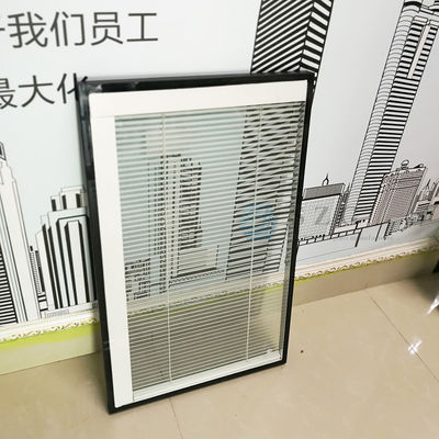 Sellado de ventana oscilobatiente con lamas aislantes de doble acristalamiento, persiana interior y accesorios entre cristales