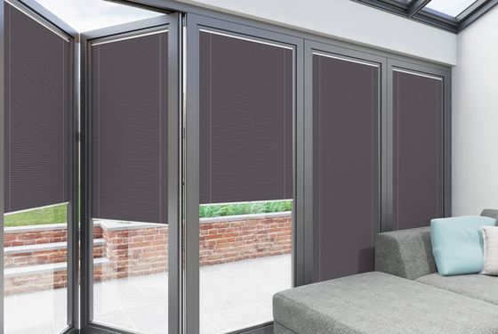 Sellado de ventana oscilobatiente con lamas aislantes de doble acristalamiento, persiana interior y accesorios entre cristales