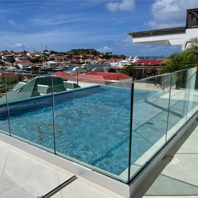 Cubierta de vidrio de diseño moderno balcón grilleta U canal barandilla de vidrio para interiores exteriores