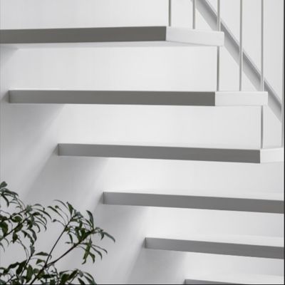 Escaleras flotantes de diseño moderno personalizadas con pisada de cuarzo y un mono-stringer invisible