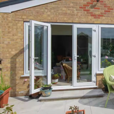 Puerta oscilante de aluminio con doble acristalamiento transparente templado y apertura automática
