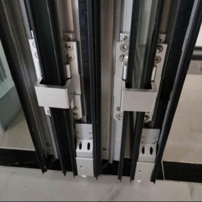 Puerta plegable de aluminio comercial con bloqueo de varios puntos con características de seguridad y bajo mantenimiento