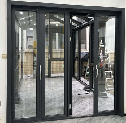 Puertas dobles de aluminio gris con bajo mantenimiento y opciones de vidrio transparente para una alta eficiencia